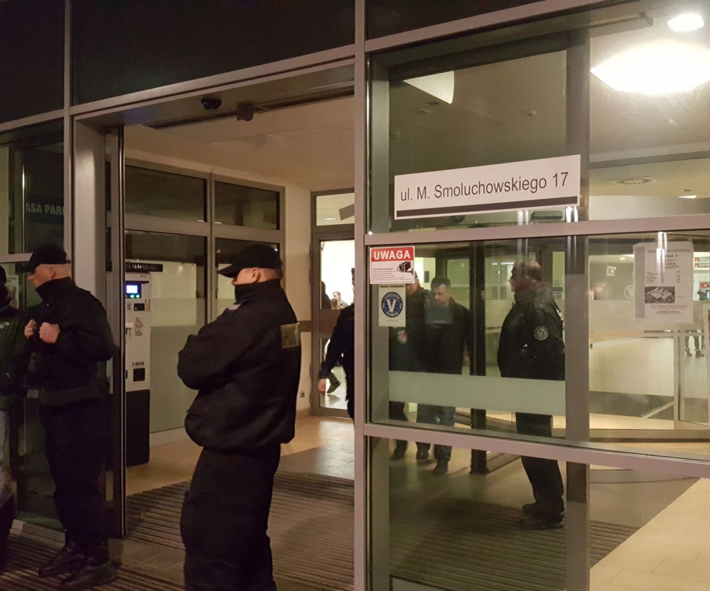 Atak na Pawła Adamowicza. Dziennikarze czekają na informacje przed szpitalem