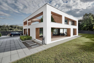 Od strony ulicy na parterze nie ma żadnego okna. Dom dziurawy - interpretacja polskiej kostki projektu 81.WAW.PL