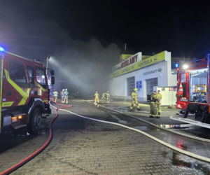 Ogromny pożar w Rawiczu. Palą się budynki przy ul. Sarnowskiej