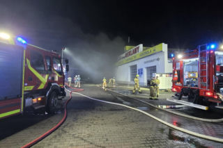 Ogromny pożar w Rawiczu. Palą się budynki przy ul. Sarnowskiej
