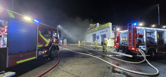 Ogromny pożar w Rawiczu. Palą się budynki przy ul. Sarnowskiej