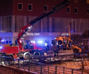 Driftujący kierowca wpadł autem do Odry we Wrocławiu