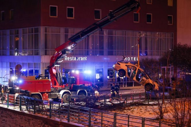 Driftujący kierowca wpadł autem do Odry we Wrocławiu