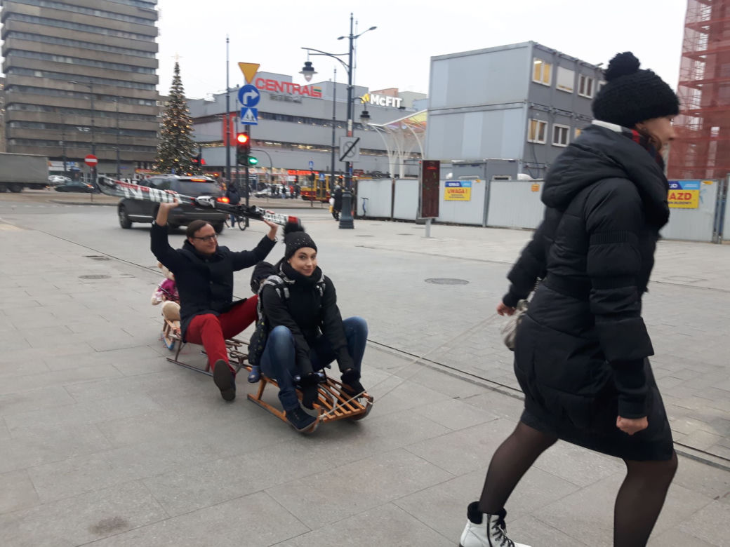 Skąd LUDZIE Z SANKAMI w centrum miasta?