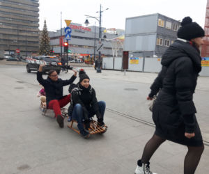 Skąd LUDZIE Z SANKAMI w centrum miasta?