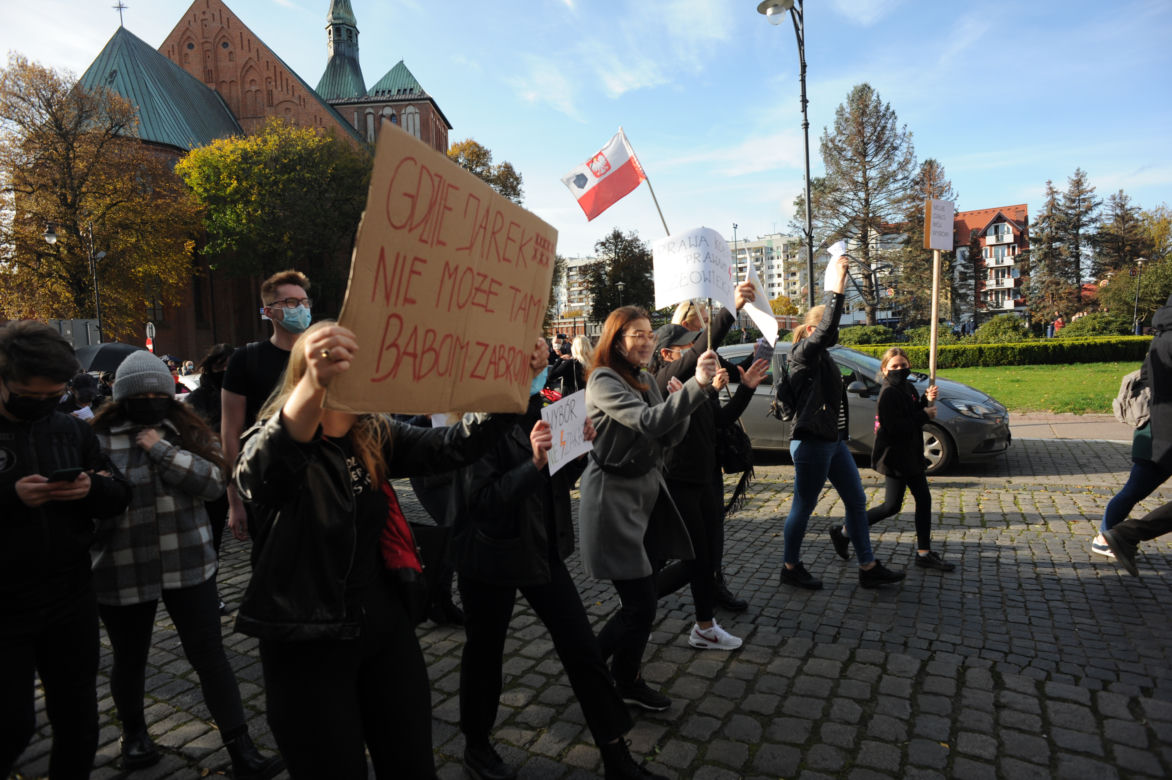 Kołobrzeg: Protest kobiet na ulicach miasta