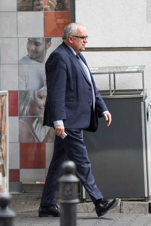 Adam Lipiński służbową furą po papierosy