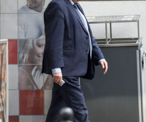 Adam Lipiński służbową furą po papierosy