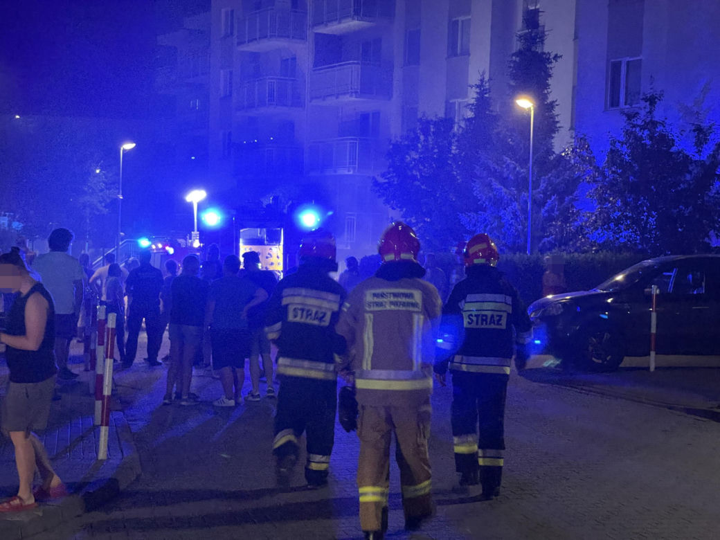 Potężny pożar w warszawskim bloku. Ewakuowano ludzi i zwierzęta