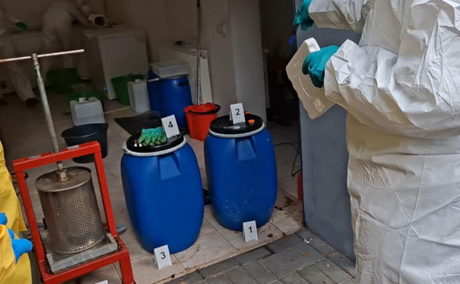 Policjanci zlikwidowali laboratorium mefedronu. Zatrzymany był poszukiwany przez Interpol