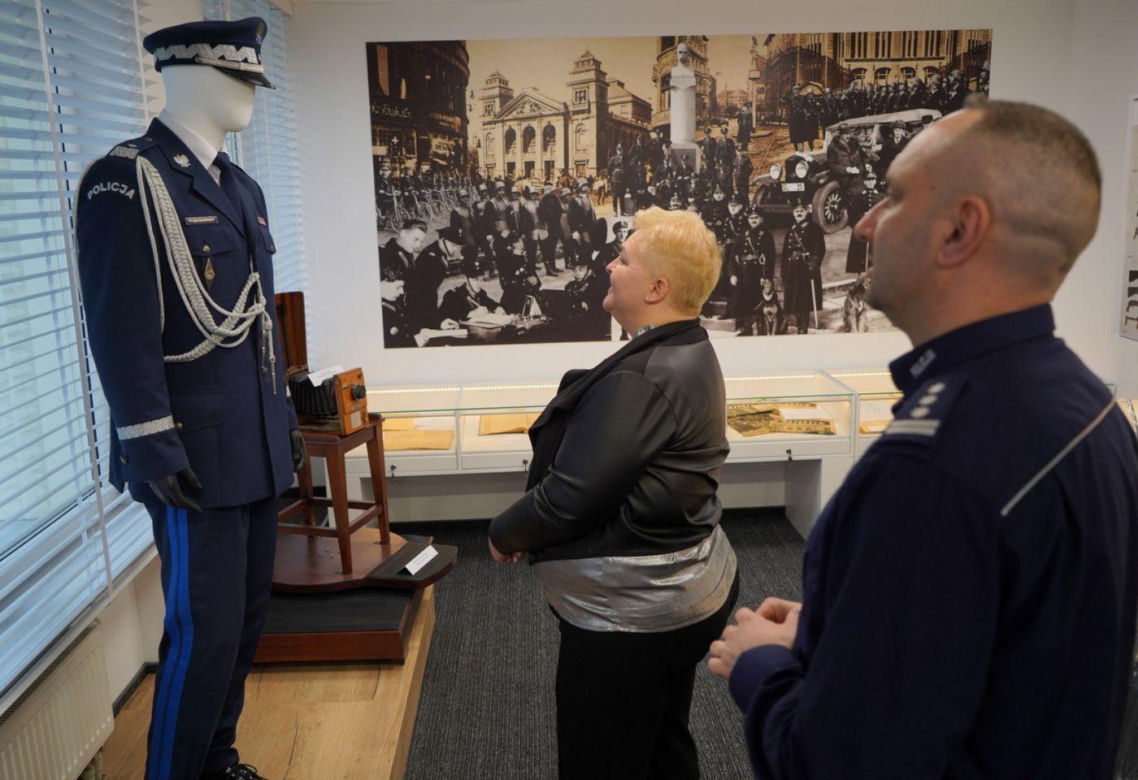 Komendant Wojewódzki Policji w Bydgoszczy, przekazał na aukcję WOŚP 19 unikalnych monet