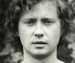 Kraków pamięta. Na grobie Marka Grechuty zawsze palą się znicze. Jeden szczegół jego grobu chwyta za serce