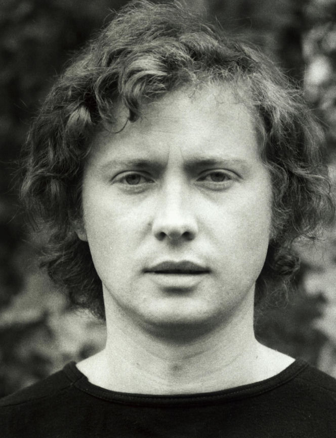 Kraków pamięta. Na grobie Marka Grechuty zawsze palą się znicze. Jeden szczegół jego grobu chwyta za serce