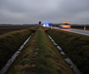 Groźne kolizje na Mazowszu. Czy błąd kierowców doprowadził do twardego lądowania w rowach?