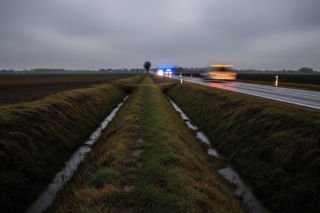 Groźne kolizje na Mazowszu. Czy błąd kierowców doprowadził do twardego lądowania w rowach?