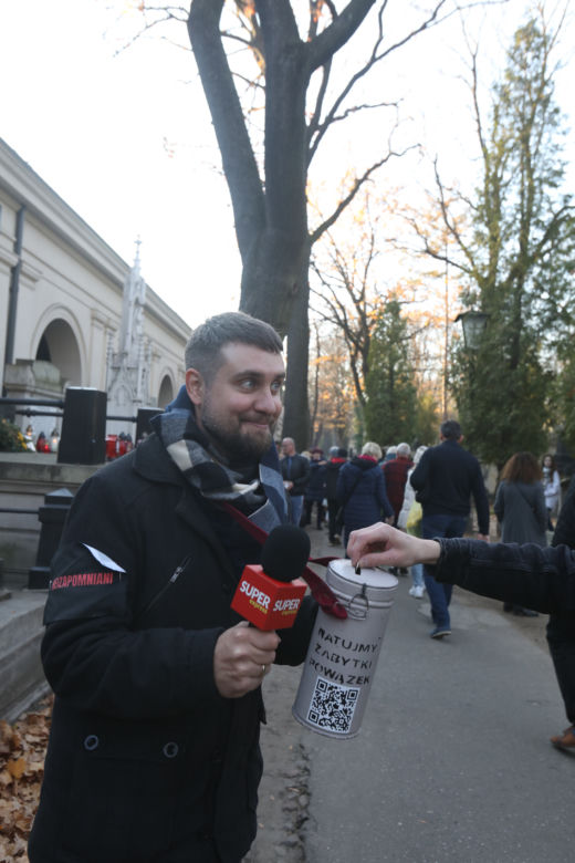 "Super Express" kwestuje dla Powązek. Tłumy na cmentarzu