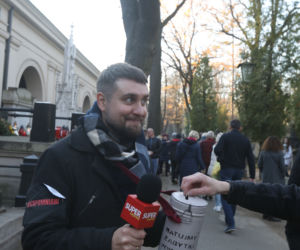 Super Express kwestuje dla Powązek. Tłumy na cmentarzu