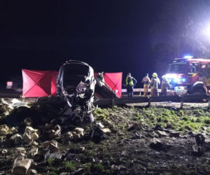 Tragiczny wypadek w powiecie rawickim. Auto uderzyło w murowany przystanek, 19-letni kierowca nie żyje