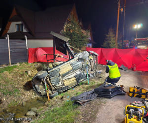 Nie żyje młody kierowca Forda, pasażerka trafiła do szpitala. Policja bada ważny szczegół