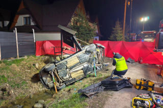 Nie żyje młody kierowca Forda, pasażerka trafiła do szpitala. Policja bada ważny szczegół