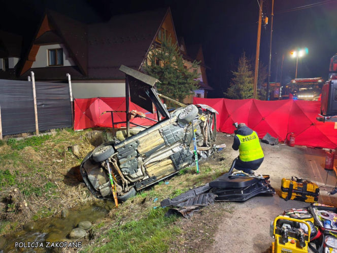 Nie żyje młody kierowca Forda, pasażerka trafiła do szpitala. Policja bada ważny szczegół