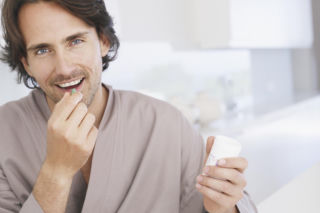 Te suplementy bierze pół Polski. Lekarze ostrzegają