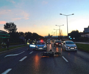 Nowy Sącz. Nastolatek bez prawa jazdy uciekał przed policją. Potrącił go samochód