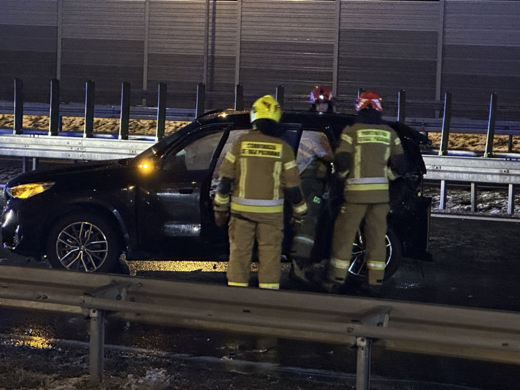 Tragedia na drodze pod Skurowem. Cztery rozbite auta, jedno na boku. Są ranni