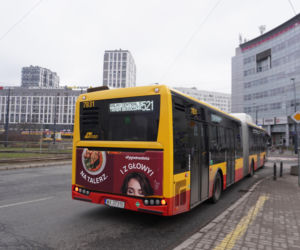 Autobus linii 521 na rondzie Wiatraczna