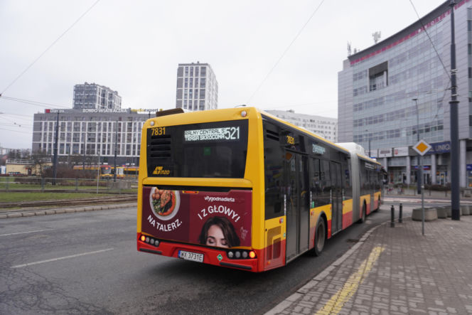 Autobus linii 521 na rondzie Wiatraczna