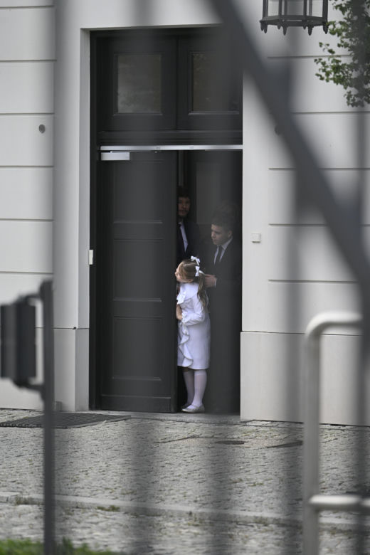  Kasia Nawrocka na biało czekała na rodziców 