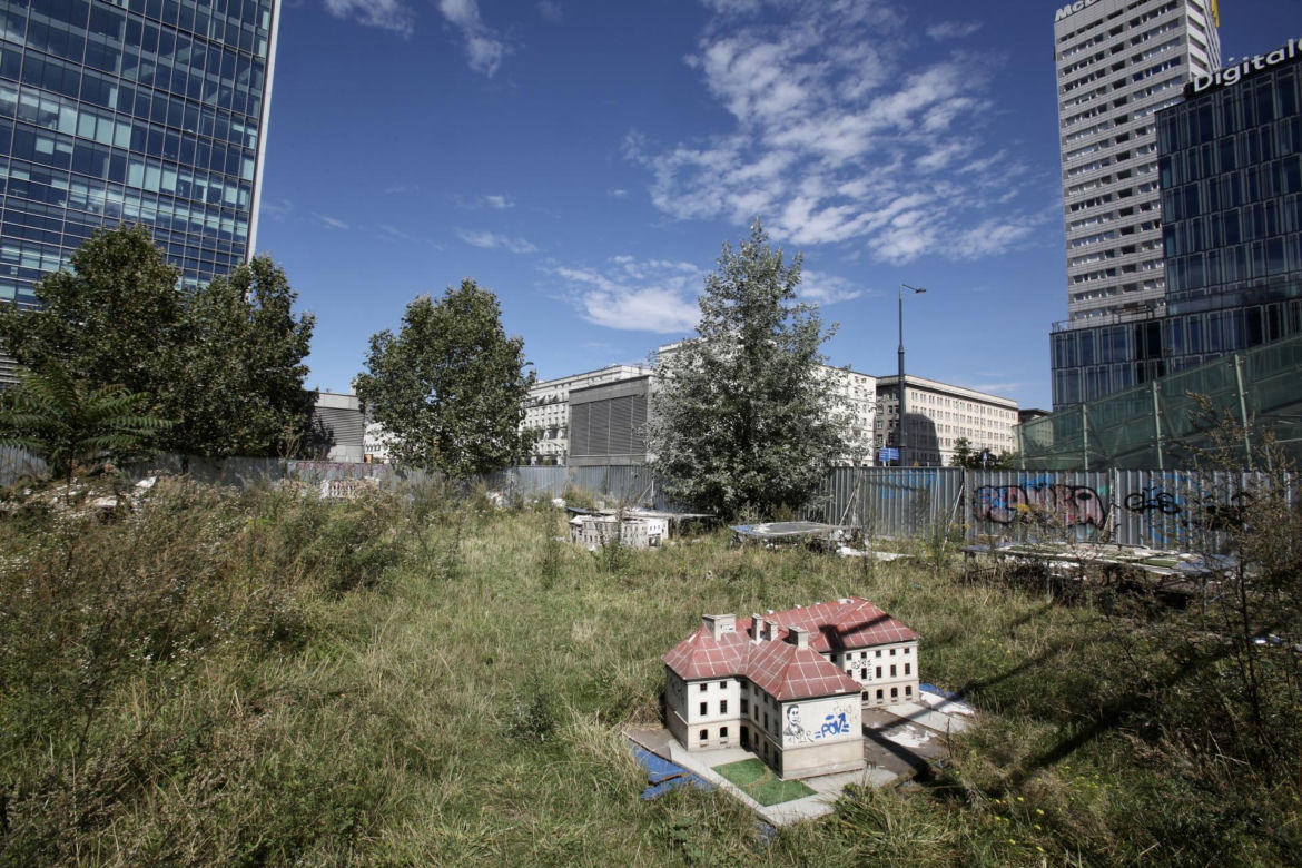 Mieszkańcy Warszawy o zdemolowanym Parku Miniatur w centrum: "Sprzątnijcie ten syf!" 
