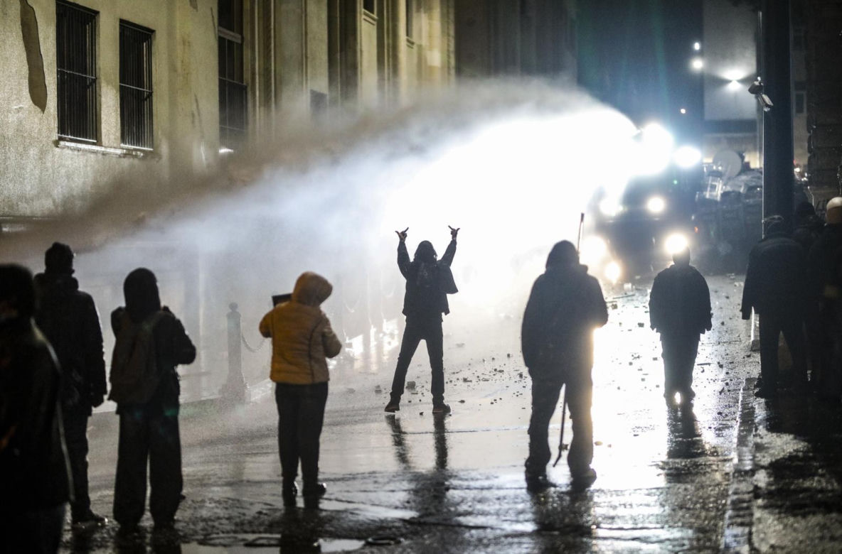 „Rewolucja fajerwerków”. Kolejna brutalna noc w Tbilisi 