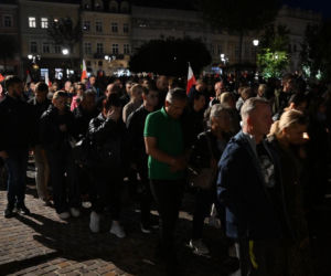 Marsz milczenia w Jarosławiu po ataku na księdza. Mieszkańcy w żałobie