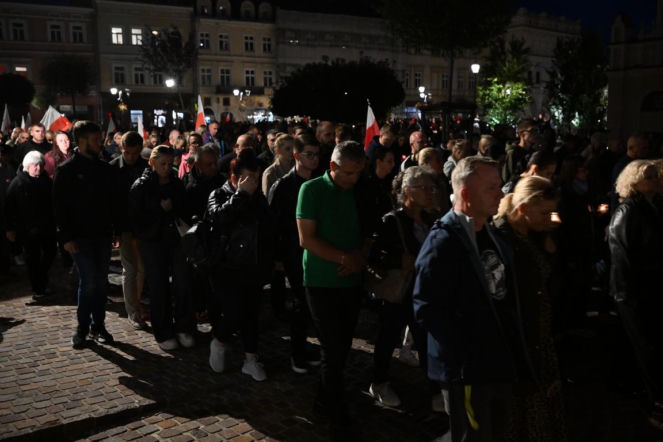 Marsz milczenia w Jarosławiu po ataku na księdza. Mieszkańcy w żałobie