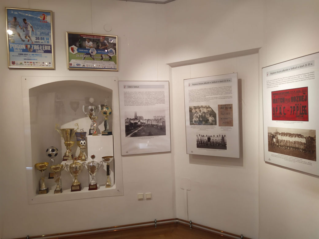 Zdjęcia z otwarcia wystawy o historii piłki nożnej w siedleckim Muzeum Regionalnym