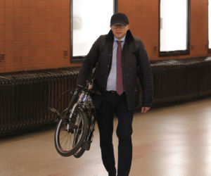 Minister pędzi na składaku 