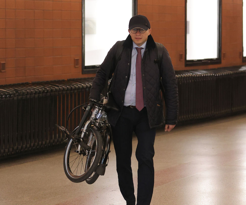 Minister pędzi na składaku 