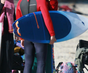 Maciej Musiał nad morzem z deską