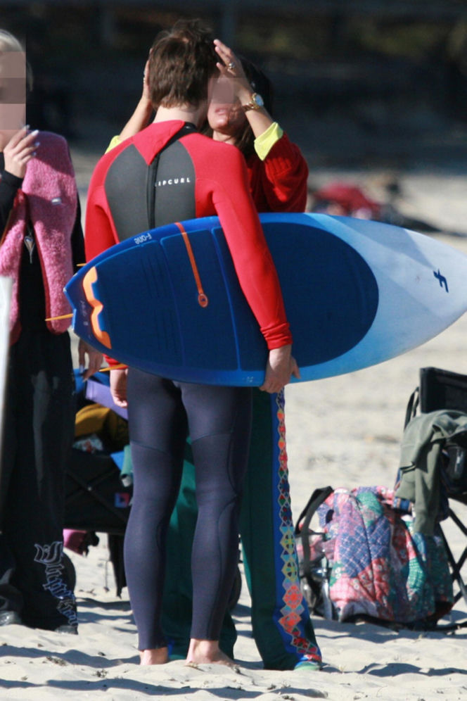 Maciej Musiał nad morzem z deską