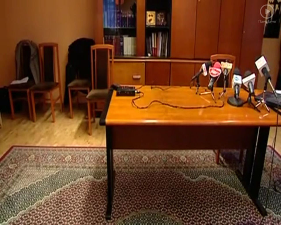 Prokurator STRZELIŁ SOBIE W GŁOWĘ na konferencji - ZDJĘCIA - MINUTA PO MINUCIE