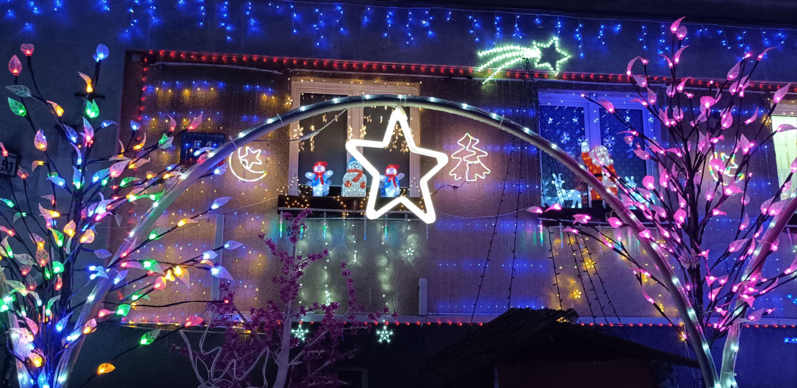 Świateczna iluminacja na jednej z posesji na Starych Bielanach 2024