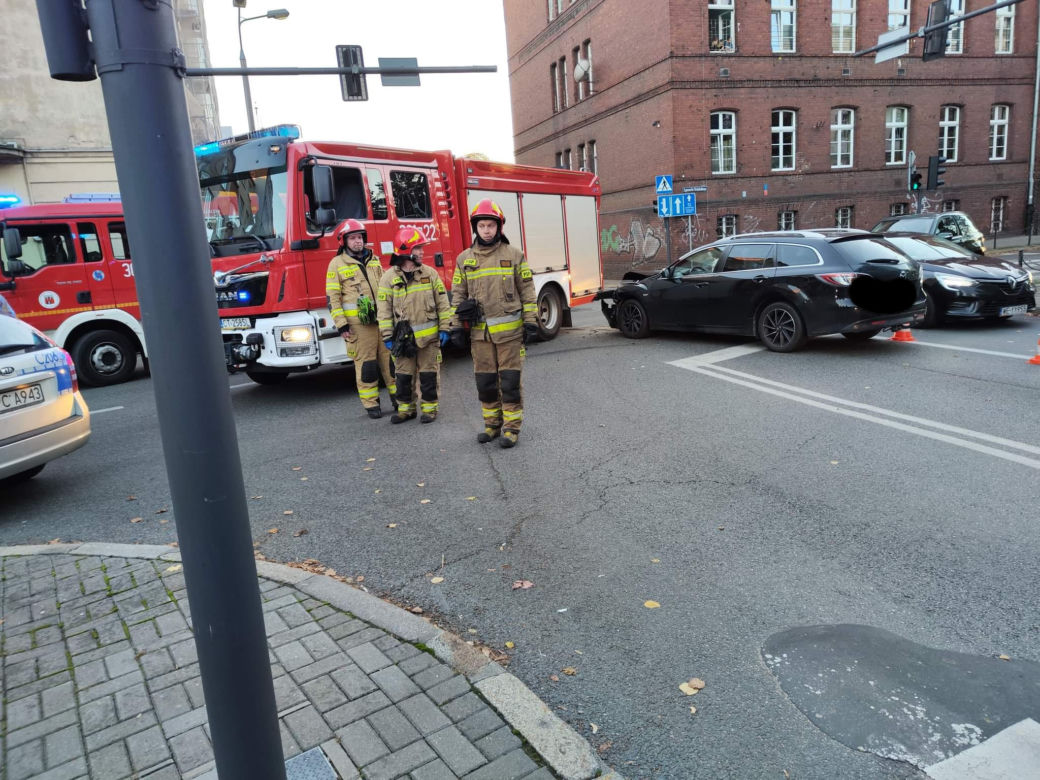 Zderzenie radiowozu policji z osobówką w centrum Bydgoszczy