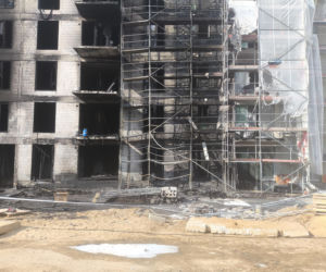 Tak wygląda plac budowy po gigantycznym pożarze w Warszawie. Mieszkańcy w szoku: „szkoda tych ludzi”