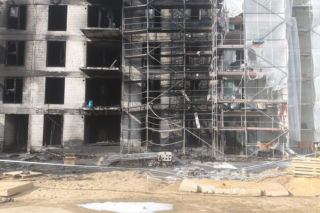 Tak wygląda plac budowy po gigantycznym pożarze w Warszawie. Mieszkańcy w szoku: „szkoda tych ludzi”