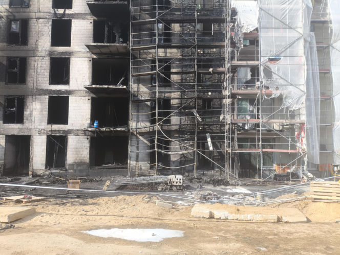 Tak wygląda plac budowy po gigantycznym pożarze w Warszawie. Mieszkańcy w szoku: „szkoda tych ludzi”