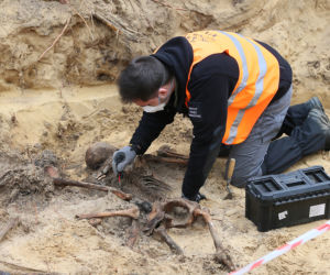 Historyczne znalezisko w warszawskim lesie. Doły śmierci na Białołęce. Wśród ofiar kobieta z długim warkoczem 