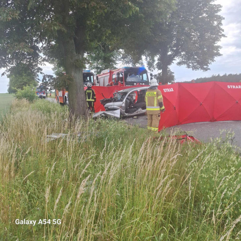 Śmiertelny wypadek pod Złotowem. 21-latek zakleszczony w zmiażdżonym aucie [ZDJĘCIA]