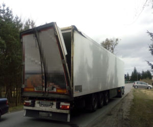 Konar drzewa spadł na ciężarówkę