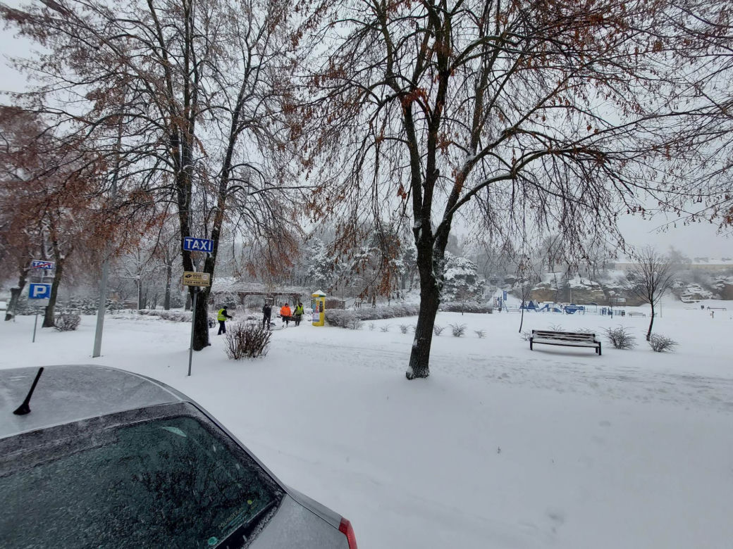 Starachowice pod śniegiem, na drogach trudne warunki do jazdy